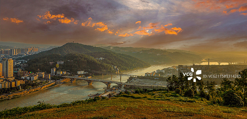 宜宾岷江河畔山水环抱的城市美景图片素材