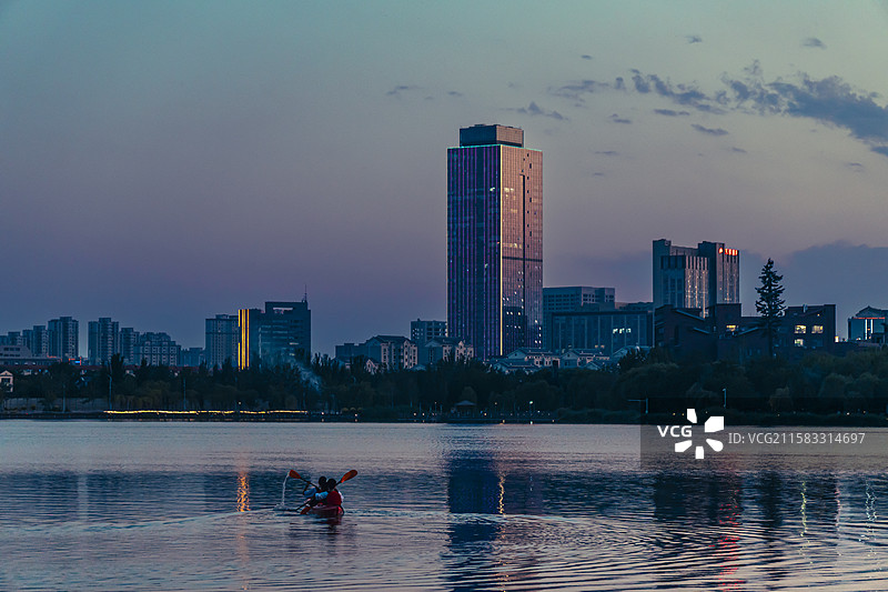 蓝调时刻的北塔湖图片素材