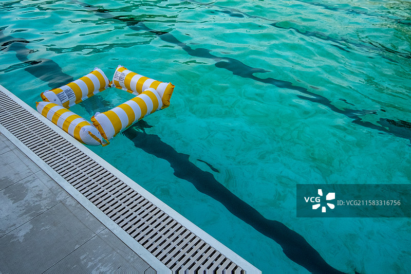四川省绵阳市户外游泳池，游乐场，夏天，玩水 拍摄时间图片素材