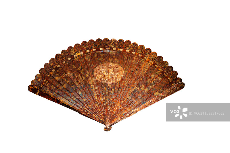 清代外销扇，玳瑁雕菱格锦地开光亭塔山水扇图片素材