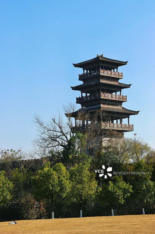 三国赤壁古战场吴军水寨瞭望台，以三国文化为载体，位于赤壁古战场赤壁山一带，设三层高指挥台，也称点将台图片素材