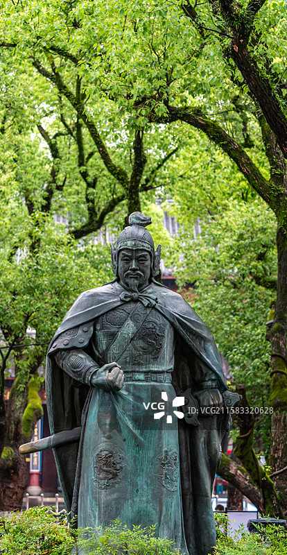 杭州岳王庙前雨中的岳飞铜像雕塑塑像图片素材