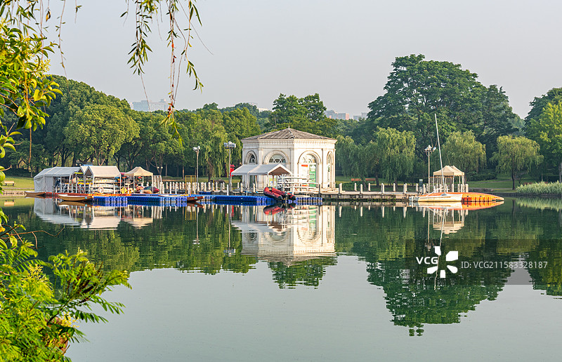上海嘉定安亭汽车博览公园清晨的清江湖城市建筑上海汽车城倒影景点景观图片素材