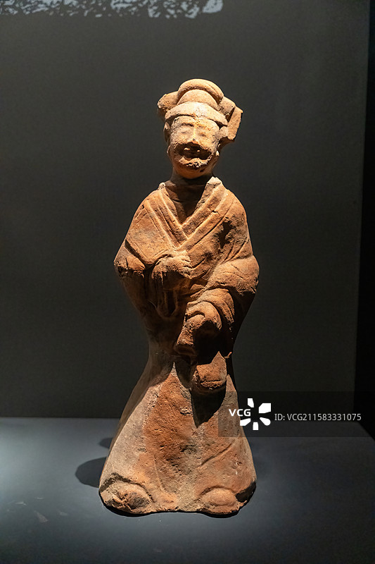 成都武侯祠博物馆藏文物汉末三国红陶执扇俑图片素材