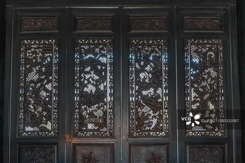 广州陈家祠的古韵木雕门扇图片素材