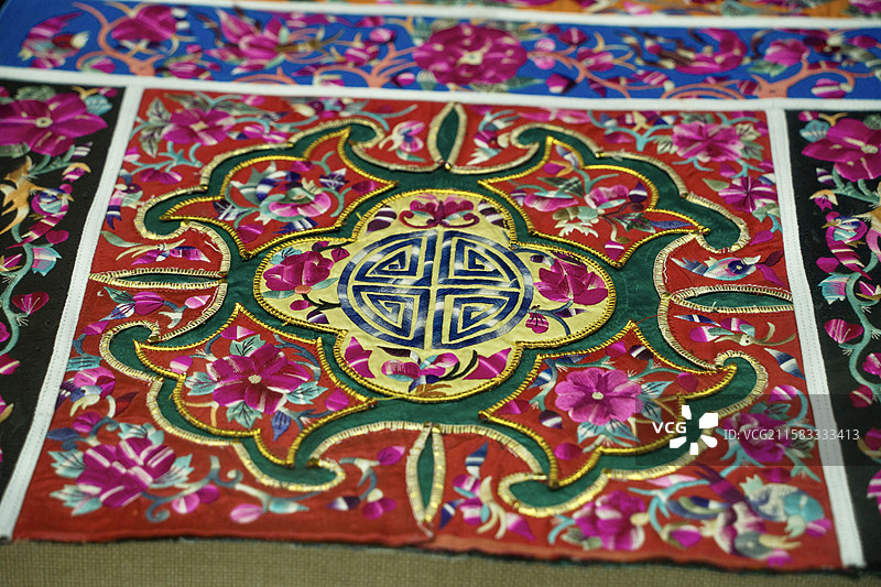 壮族黑地花蝶刺绣背带心（广西天峨）广西民族博物馆图片素材