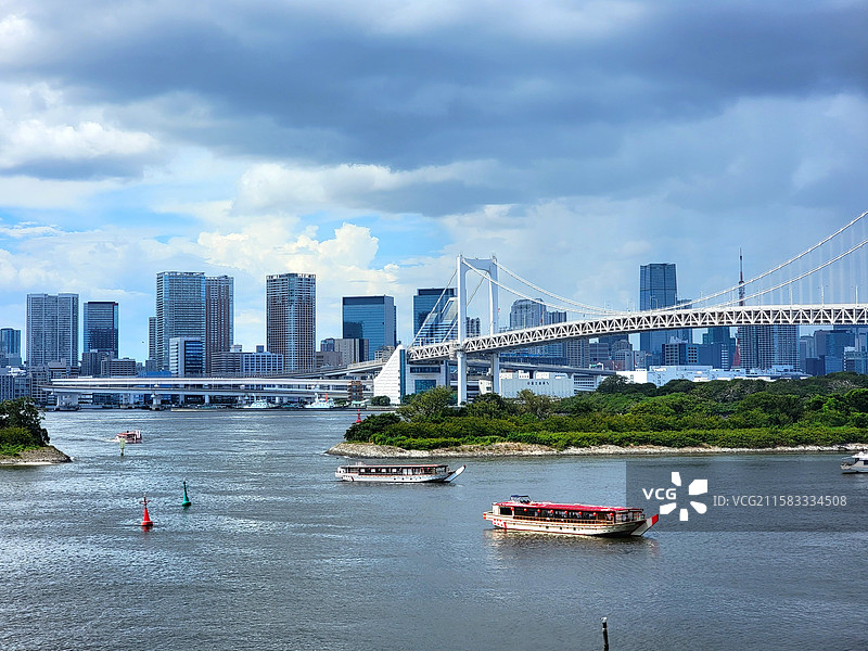 日本东京台场，彩虹大桥和港区的摩天大厦图片素材
