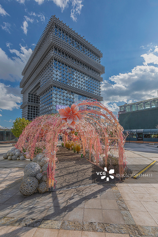 昆明公园1903广场凯旋门与粉色艺术装置图片素材