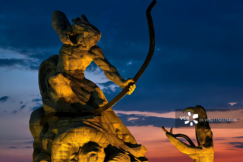 晚霞下岳阳巴陵广场后羿雕像图片素材