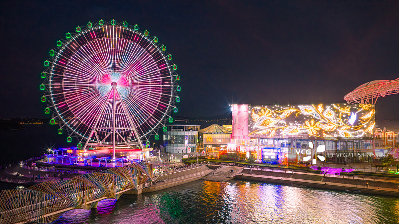 夏天傍晚蓝调时刻漫天火烧云晚霞下的青岛市黄岛区海岸线城市夜景图片素材
