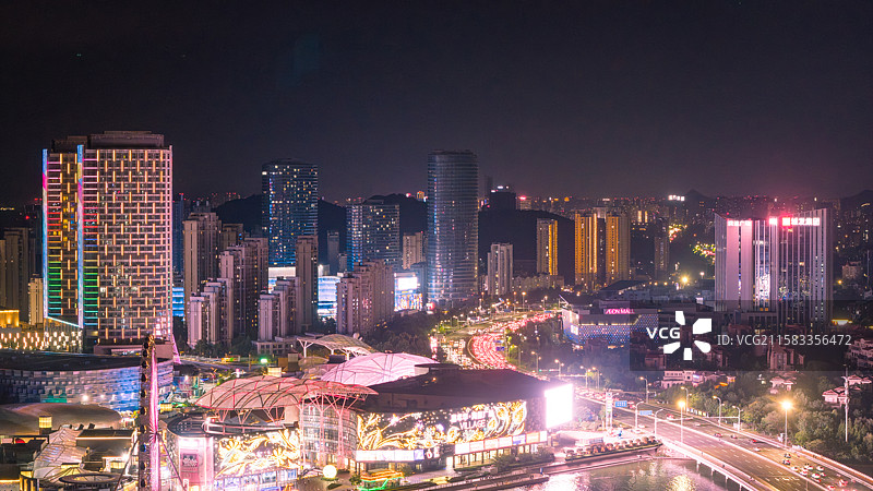 夏天傍晚蓝调时刻漫天火烧云晚霞下的青岛市黄岛区海岸线城市夜景图片素材