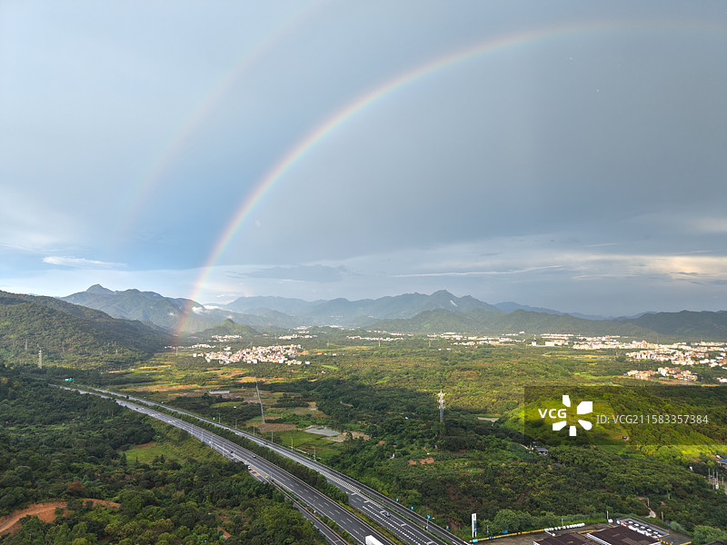 暴雨后的彩虹图片素材
