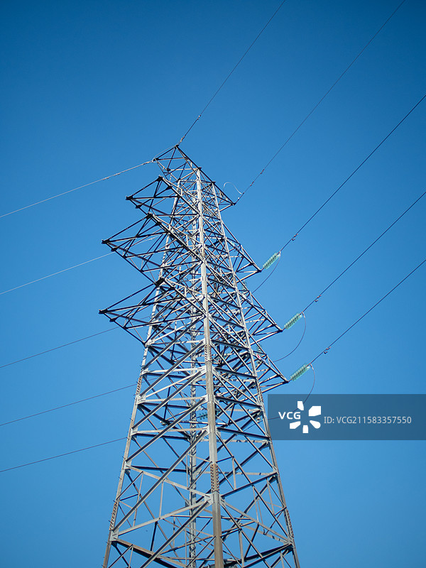 蓝天与高压电线塔图片素材
