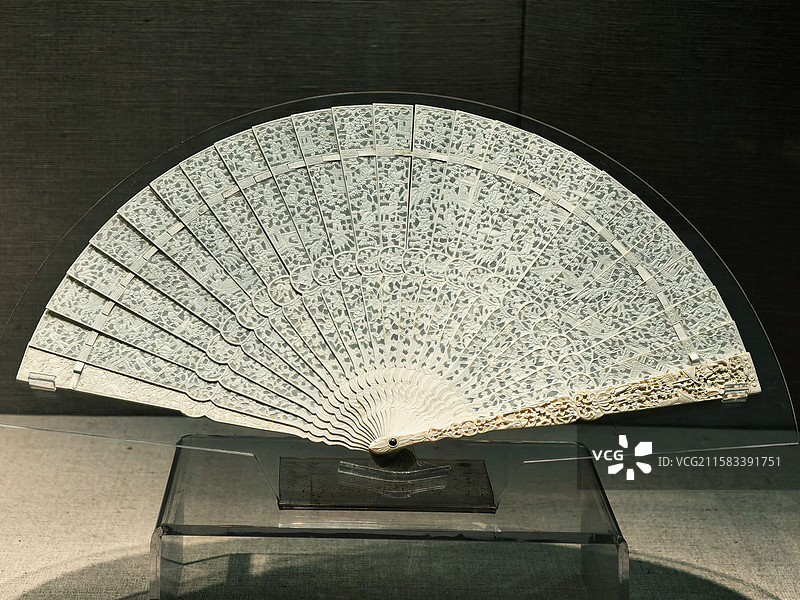 广州十三行博物馆 清.道光 象牙镂雕扇骨花卉人物纹折扇图片素材