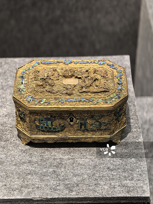 广州十三行博物馆 19世纪晚期 银累丝鎏金烧珐琅彩花卉龙凤纹盒图片素材