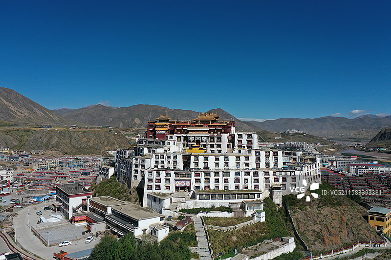 航拍中国西藏那曲索县赞丹寺风光图片素材