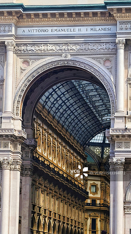 艾曼纽二世回廊大门 ——建于1865年，由曼哥尼设计。是米兰最受欢迎的购物广场，被称为“米兰的客厅”图片素材