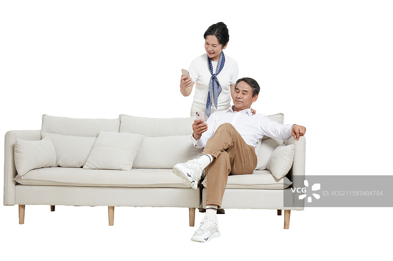 坐在沙发上的老年男人与站在他身后的老年女性图片素材