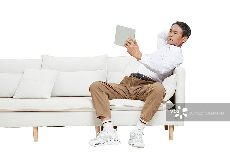 坐在沙发上的一个中老年男性图片素材
