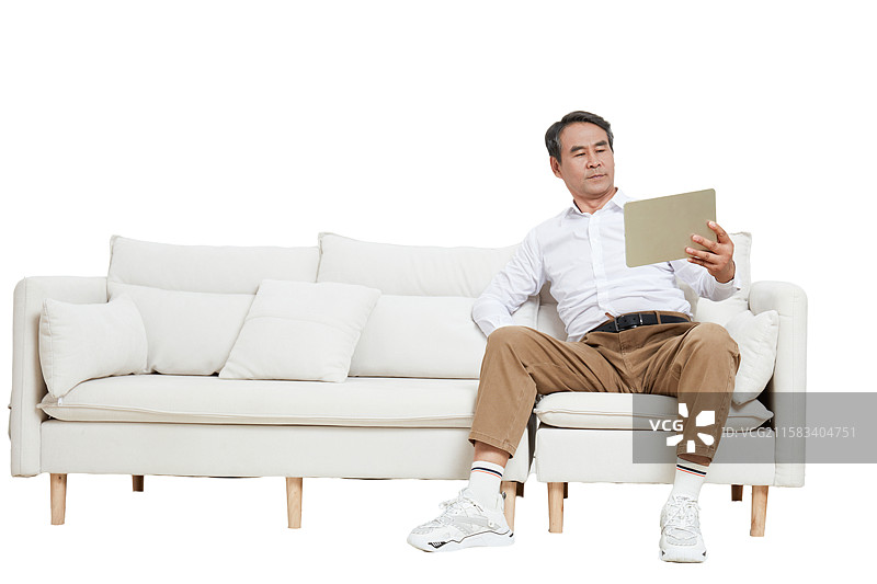 坐在沙发上的一个中老年男性图片素材