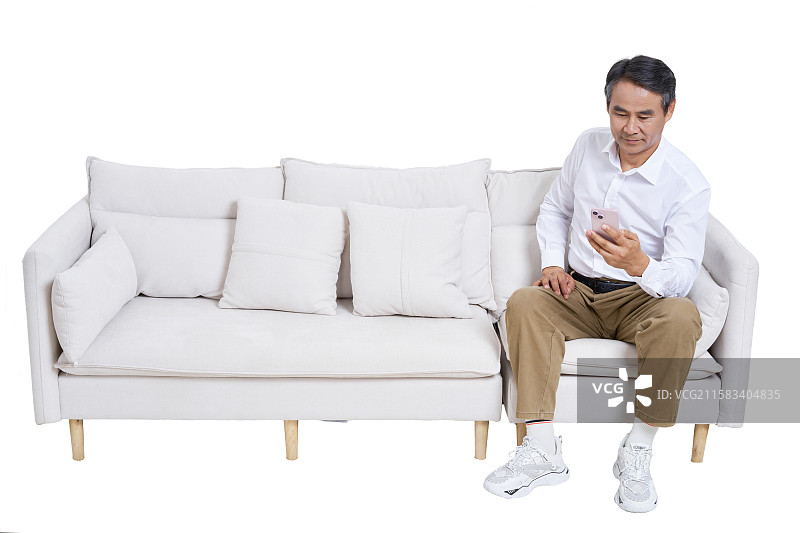 坐在沙发上的一个中老年男性图片素材