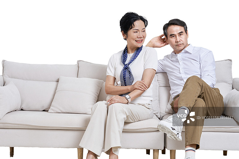 闹情绪的两个老年人坐在沙发上图片素材