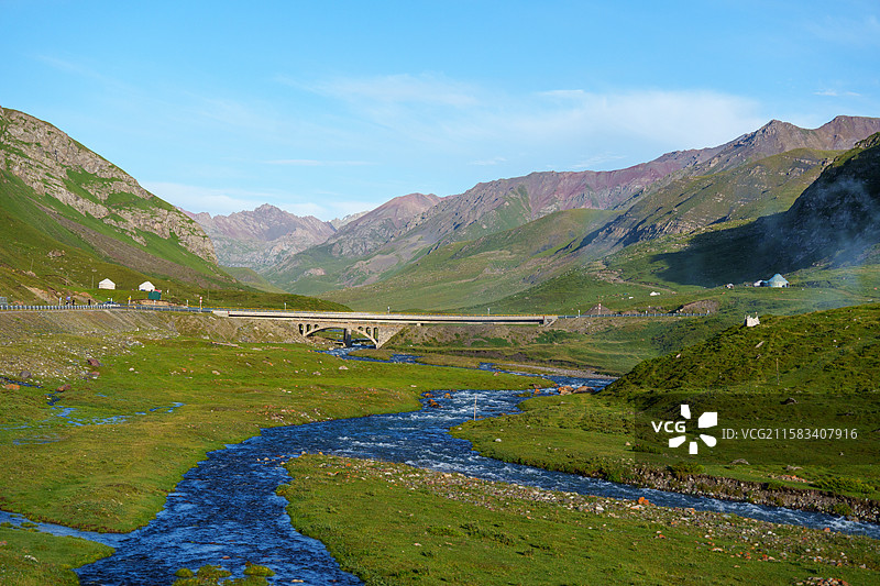 独库公路上的河流图片素材