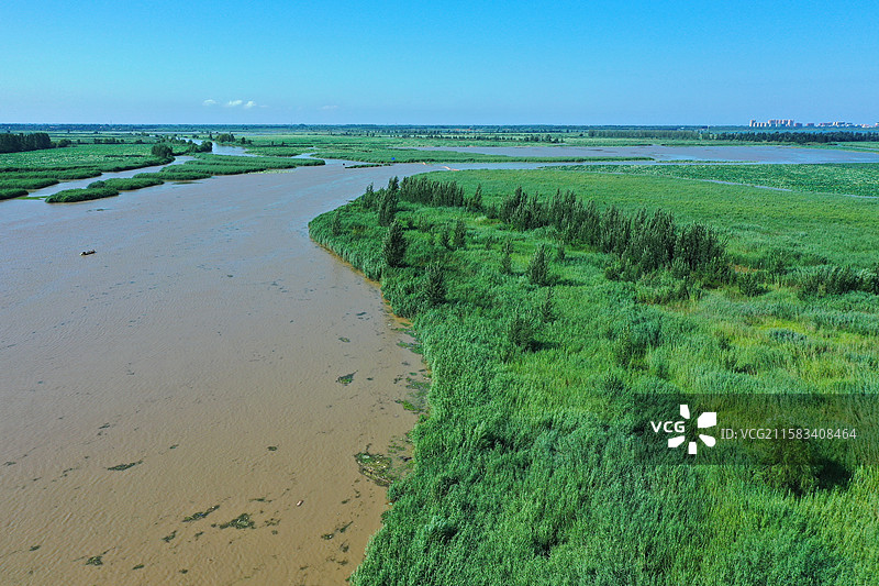 七彩流霞染碧塘，炊烟袅袅稻禾香  轻舟剪浪惊鸥远，锦鲤摇莲伴鹭翔  万顷芙蓉迎客笑，一川烟水醉心房图片素材