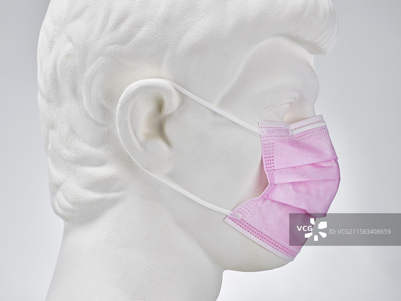 戴口罩的罗马青年石膏像图片素材