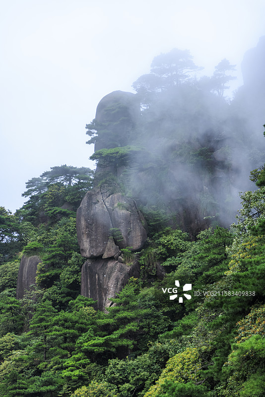 江西上饶大暑时节雨中三清山怪石林立云雾缭绕仙境图片素材