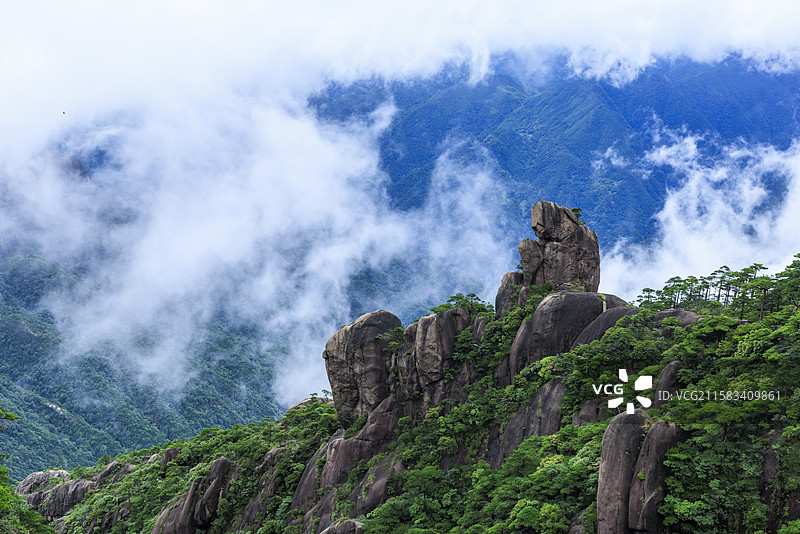 江西上饶大暑时节雨中三清山怪石林立云雾缭绕仙境图片素材