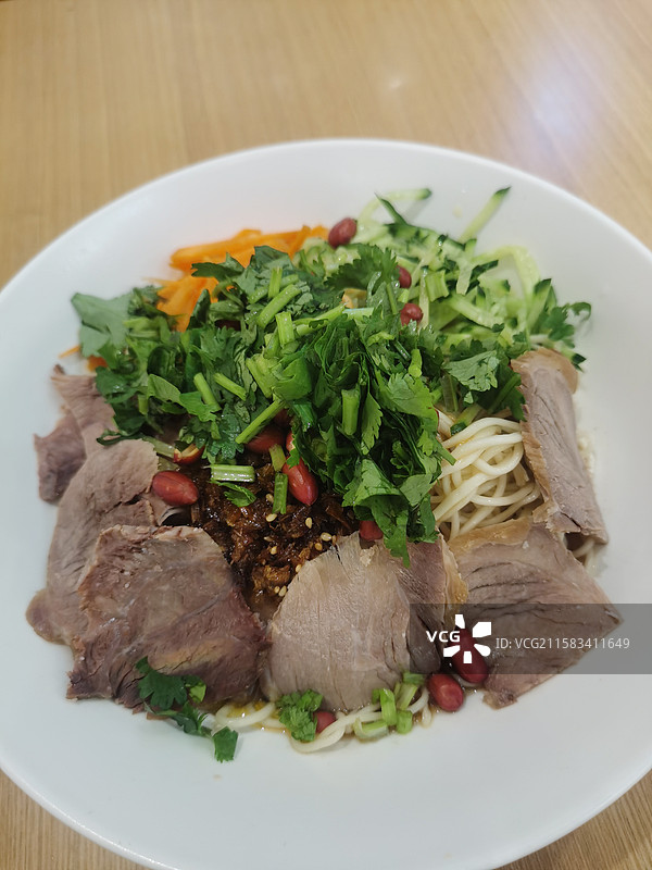 一碗西北特色兰州牛肉拌凉面图片素材