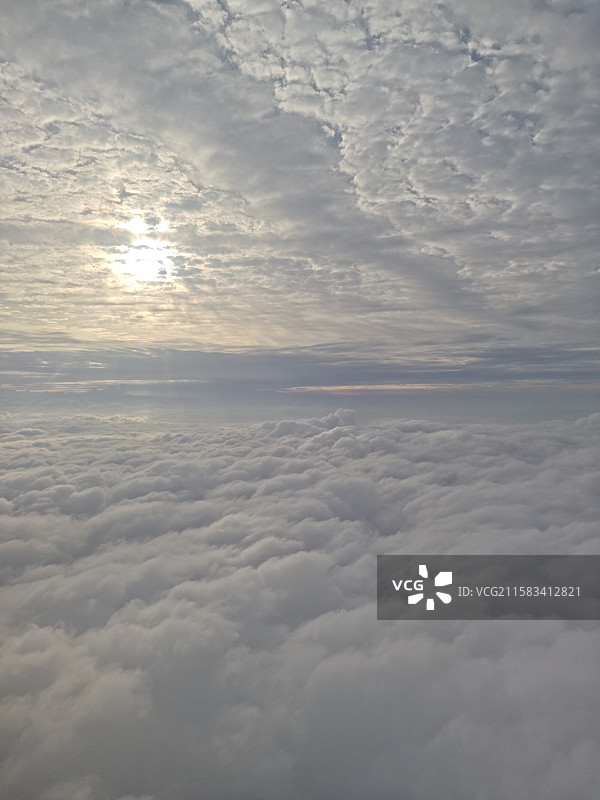 云端之上的日光盛景图片素材