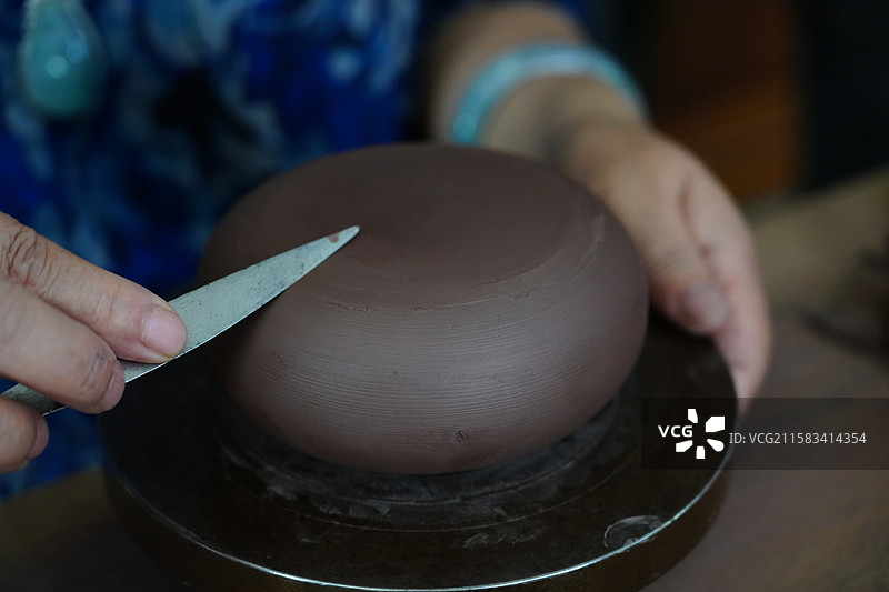 宜兴紫砂壶制作工艺  封顶 脂泥 黏贴 修正图片素材