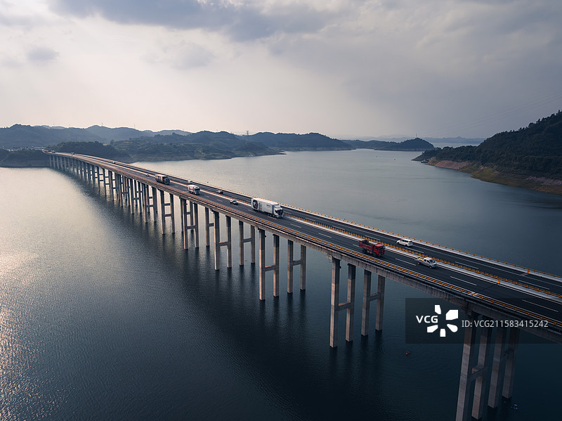 武当山太极湖与高速公路图片素材