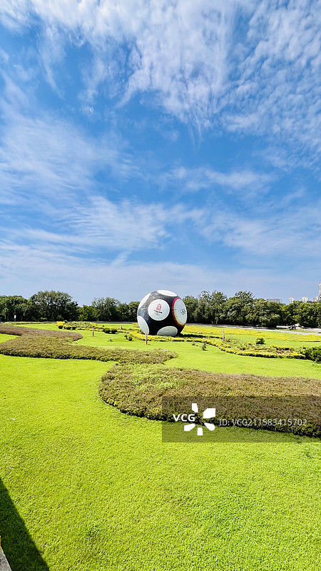 蓝天白云下·花坛里的巨型足球图片素材