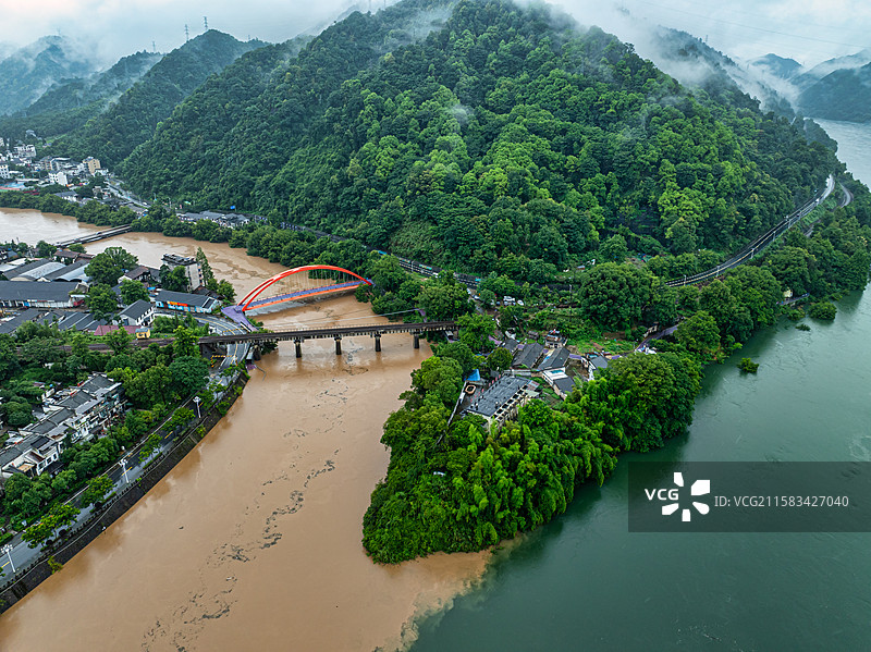 浙江新安江泄洪水流交汇处泾渭分明自然奇观航拍图片素材