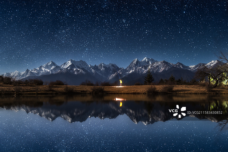 星落梅里图片素材