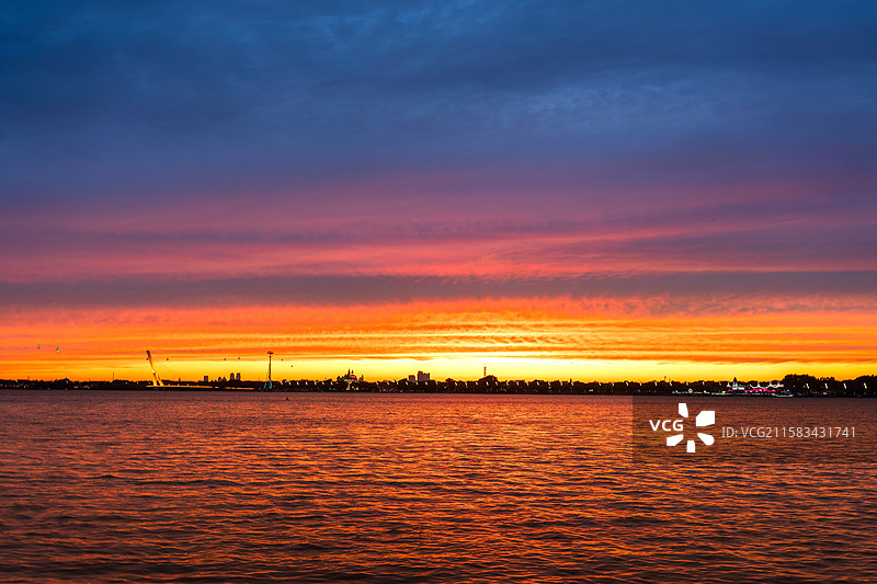 在斯大林公园邂逅松花江的落日熔金图片素材