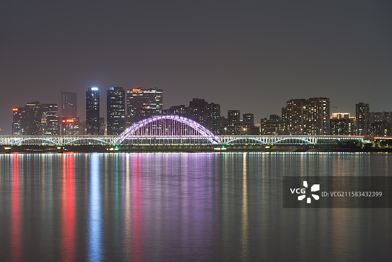 浙江杭州钱塘江畔桥日落夜晚城市风光图片素材