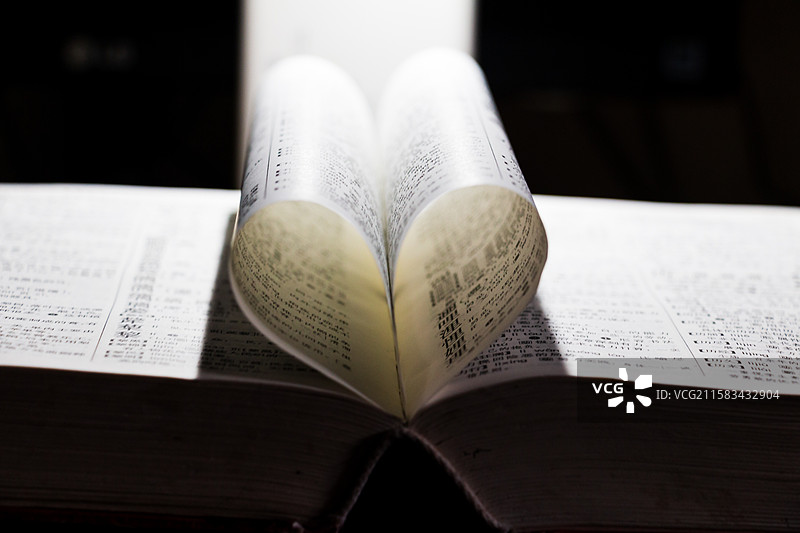 打开书本上的书页特写镜头图片素材