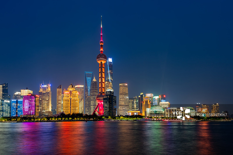 上海陆家嘴城市天际线地标建筑夜景图片素材