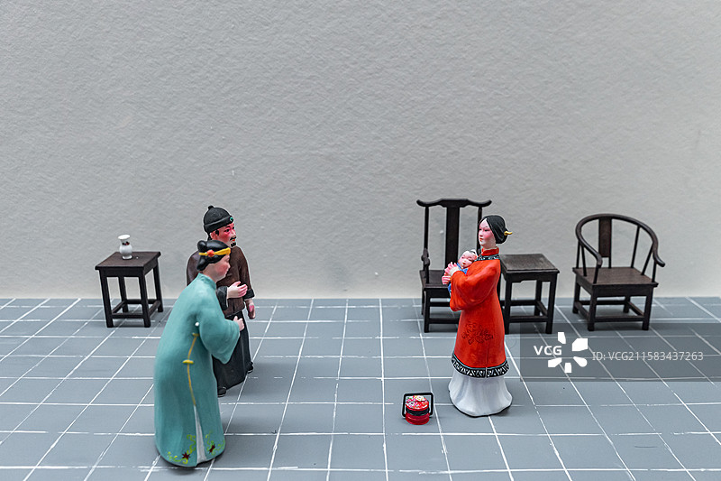 中国山东省任城区济宁市博物馆老馆，礼成家国礼俗风情展厅，生完孩子后抱着孩子回娘家，室内无人图像摄影图片素材