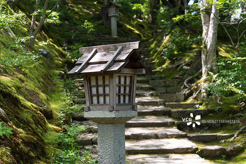 日本京都常寂光寺内的日式石灯笼图片素材