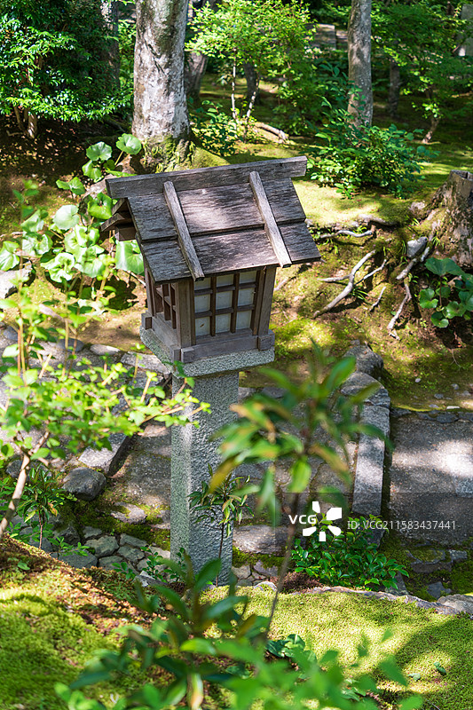 日本京都常寂光寺内的日式石灯笼图片素材