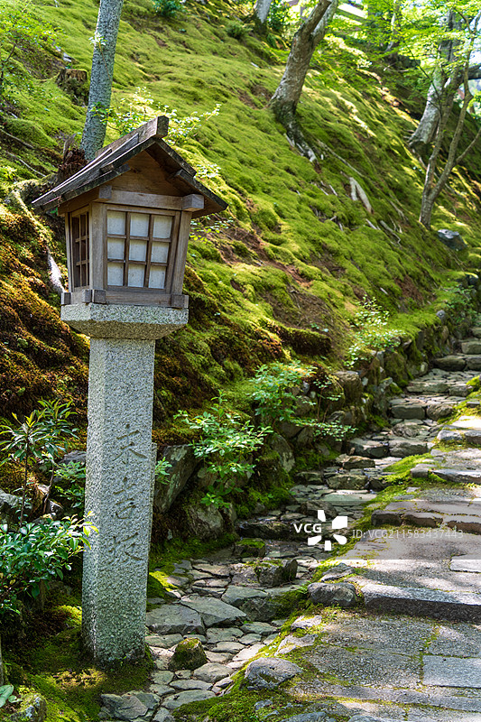 日本京都常寂光寺内的日式石灯笼图片素材