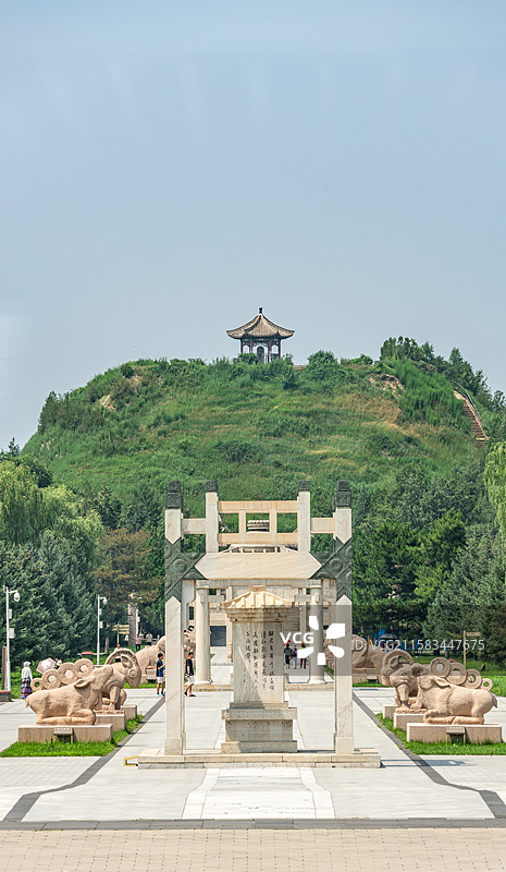 呼和浩特昭君博物院王昭君墓青冢神道牌坊建筑图.一去紫台连朔漠.独留青冢向黄昏图片素材