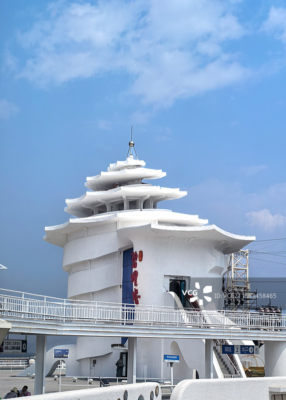 秦皇岛碧螺塔特写，白色的海螺形状也成为海边一个地标建筑图片素材