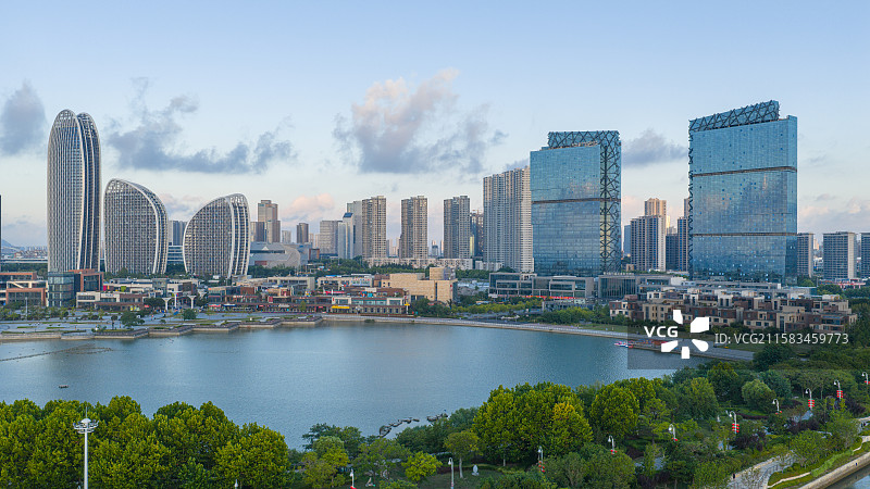 清晨日出时刻第一缕阳光照耀在青岛市黄岛区西海岸度假区标志性建筑群图片素材