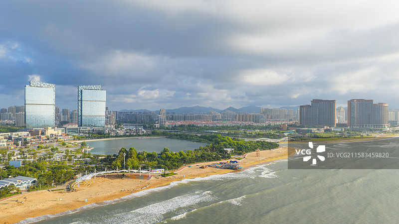 清晨日出时刻第一缕阳光照耀在青岛市黄岛区西海岸度假区标志性建筑群图片素材
